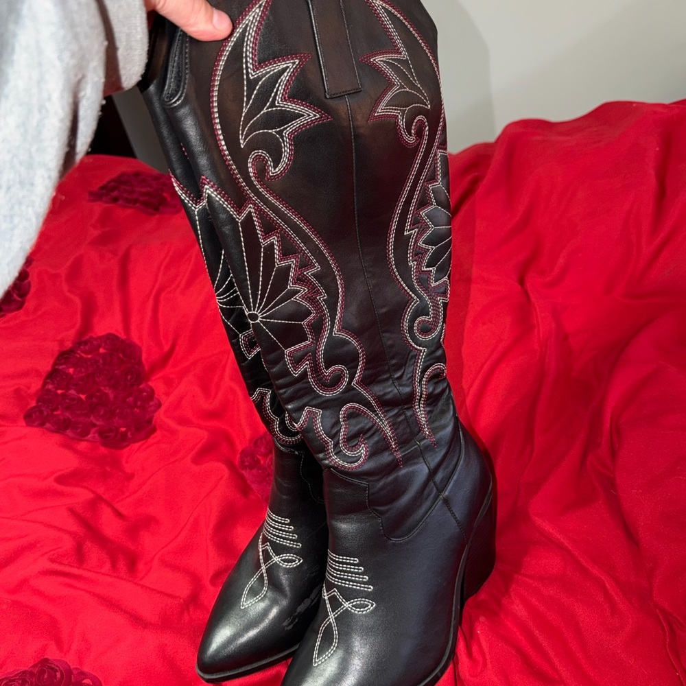 Elegant Black Embroidered Heeled Boots - image 2